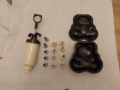Buy & Sell Essington Wolverhampton - Photos for icing kit and two cake teddy moulds