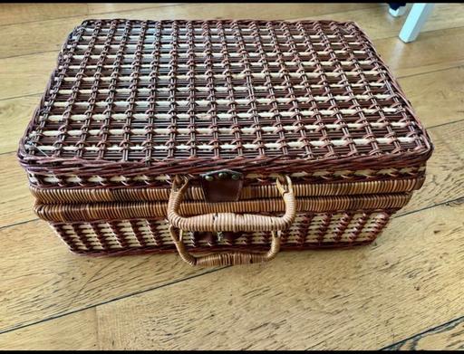 Buy & Sell West London Hounslow - Photos for Picnic basket with accessories. New