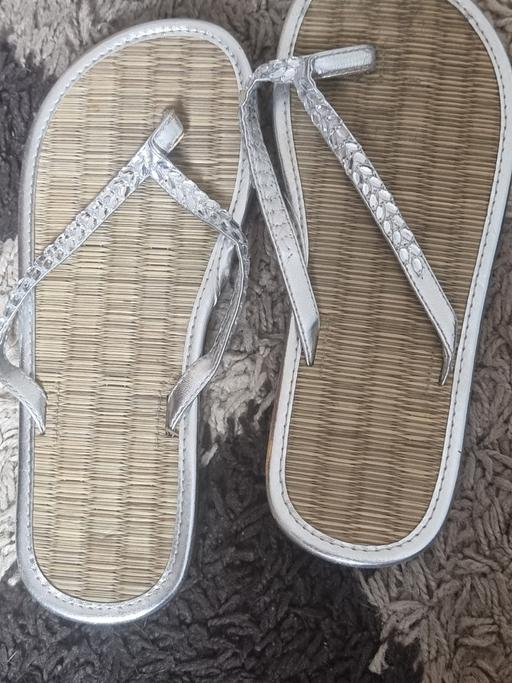 Buy & Sell Merseyside Liverpool - Photos for Ladies Medium Uk Size 5-6 silver flip flops