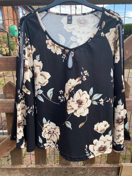 Buy & Sell North Northamptonshire Great Addington - North Northamptonshire - Photos for Black Flowery Top Size 16 by Shein Curve