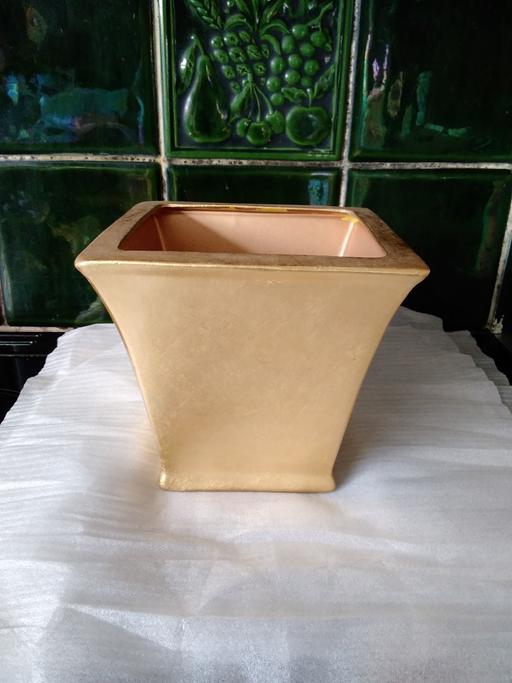 Buy & Sell Pembrokeshire - Wales Pantygrwndy - Pembrokeshire - Photos for gold colour plant pot