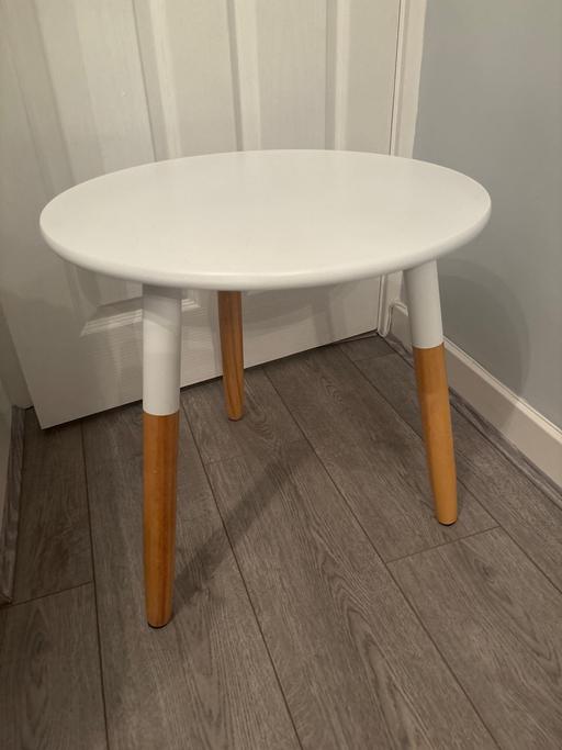 Buy & Sell Essex Southend-on-Sea - Photos for Little side table