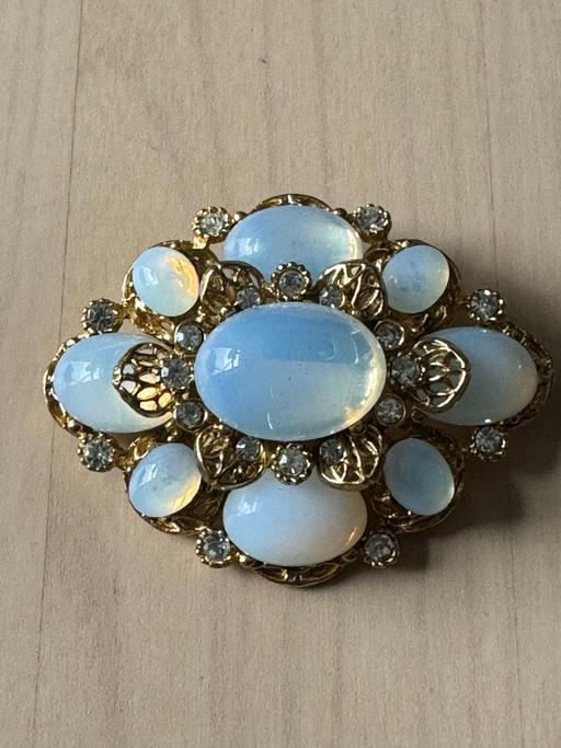 Buy & Sell Caerphilly - Wales Pontlottyn - Caerphilly - Photos for VINTAGE SHPINX OPAL GLASS BROOCH