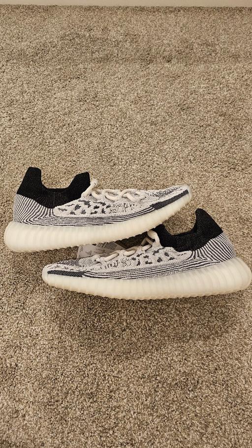 Buy & Sell Barking and Dagenham Barking - Barking and Dagenham - Photos for New Yeezy 350 v2 cmpct uk size 7