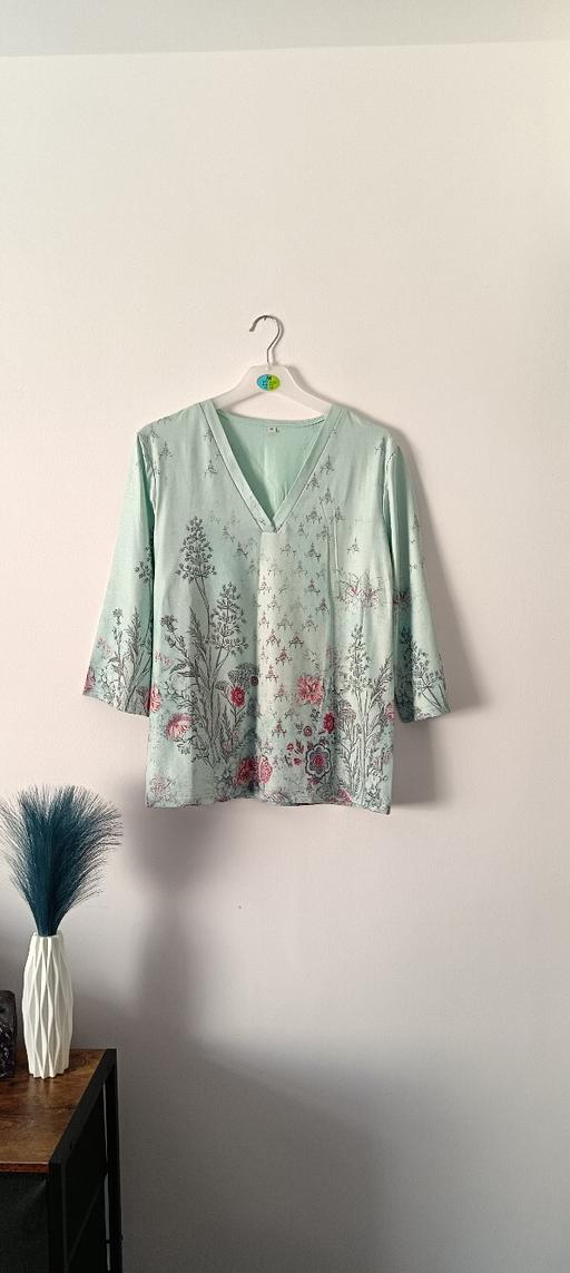 Buy & Sell Swansea - Wales Blaenymaes - Swansea - Photos for V-neck Floral print 3/4 sleeve blouse size M