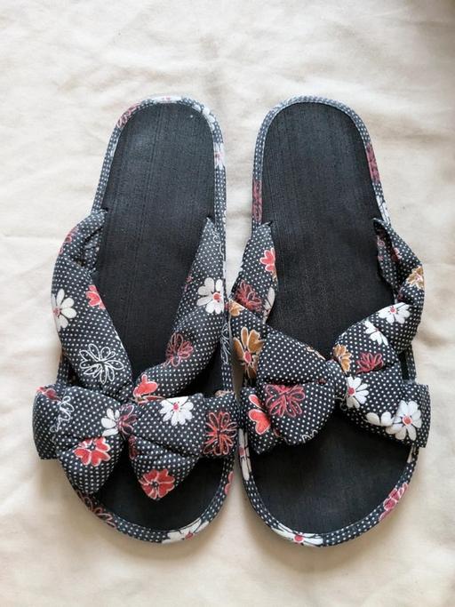 Buy & Sell East London Highams Park - East London - Photos for Black Summer Slippers - size 4