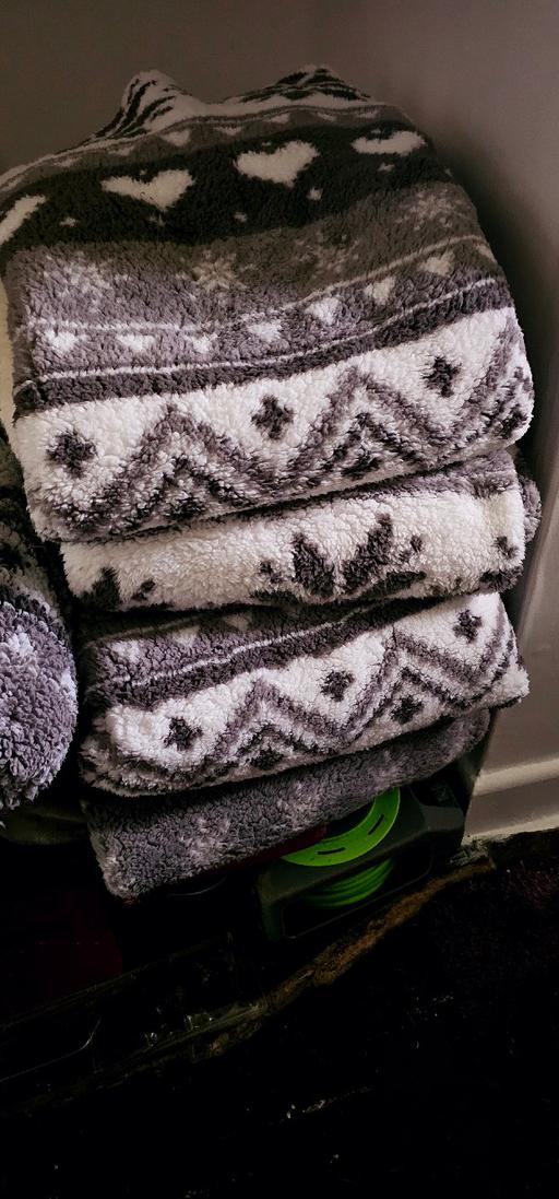 Buy & Sell West Midlands Birmingham - Photos for x4 un used sherpa throws