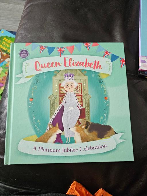Buy & Sell South Yorkshire Sheffield - Photos for queen Elizabeth platinum jubilee book