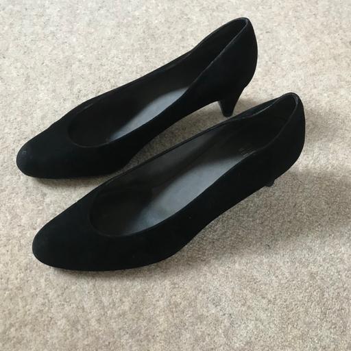 Buy & Sell Kent Ashford - Photos for Stuart Weitzman Suede Court Pumps (size 39)