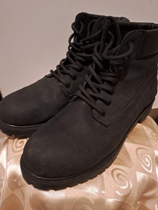 Buy & Sell East London Cambridge Heath - East London - Photos for MENS SUEDE BOOTS SIZE 9