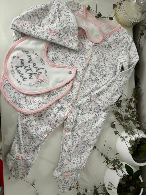 Buy & Sell Gloucestershire South Gloucestershire - Photos for Baby girl set bodysuit bibs x2 & hat