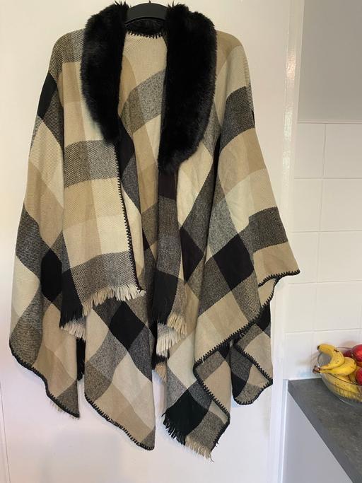 Buy & Sell Barking and Dagenham Dagenham - Barking and Dagenham - Photos for Shawl with fur collar