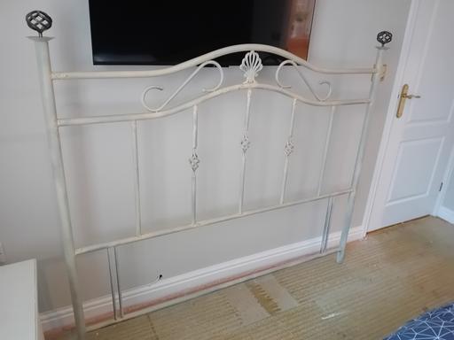 Buy & Sell Kent Canterbury - Photos for METAL CREAM DISTRESSED KINGS SIZE HEADBOARD