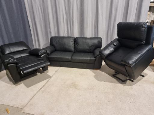 Buy & Sell Kent Maidstone - Photos for 4 seater sofa and 2 reclining arm chairs