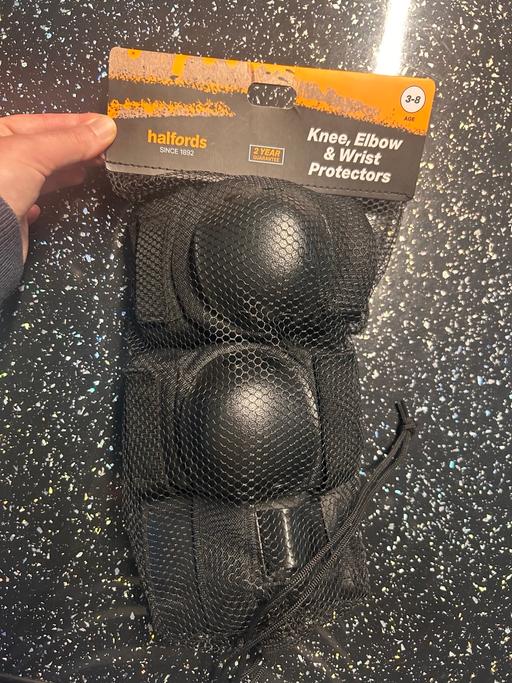 Buy & Sell Derbyshire Bolsover - Photos for Halfords kids knee, elbow & wrist protectors