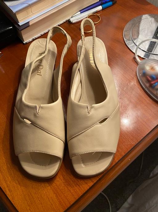 Buy & Sell Surrey Guildford - Photos for Ladies Van Dal Size 4.5 Cream/Beige Sandals