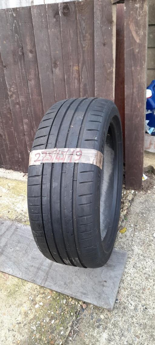 Vehicles North West London Harrow - Photos for 225/45 zr19 Mchelin Extra Load tyre 8mm threa