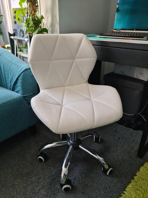 Buy & Sell West Midlands Birmingham - Photos for White cushioned office chair