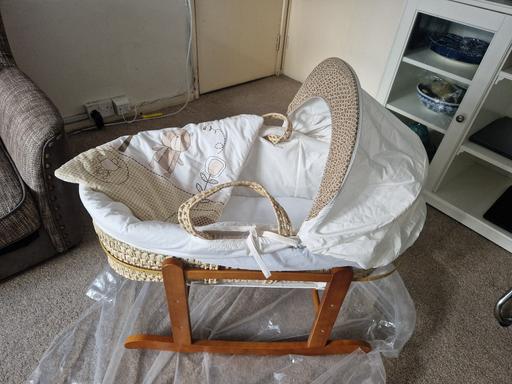 Buy & Sell East London Commercial Road - East London - Photos for moses basket with duvet and mattress