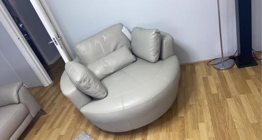 Buy & Sell West London Hounslow - Photos for Sofa and chair