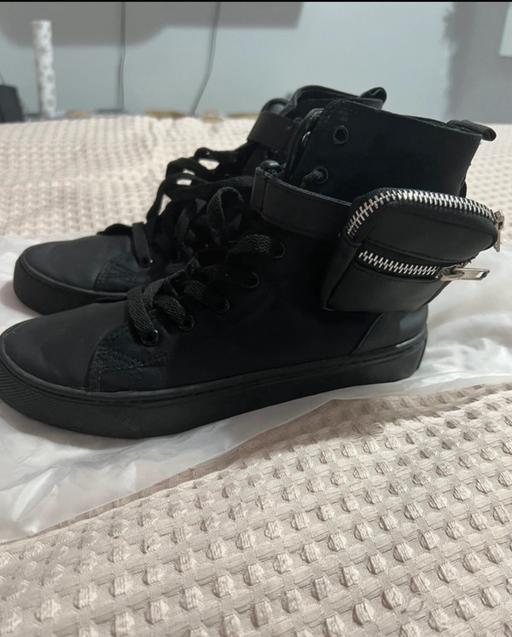 Buy & Sell South East London Bromley - Photos for Black trainers with pouch