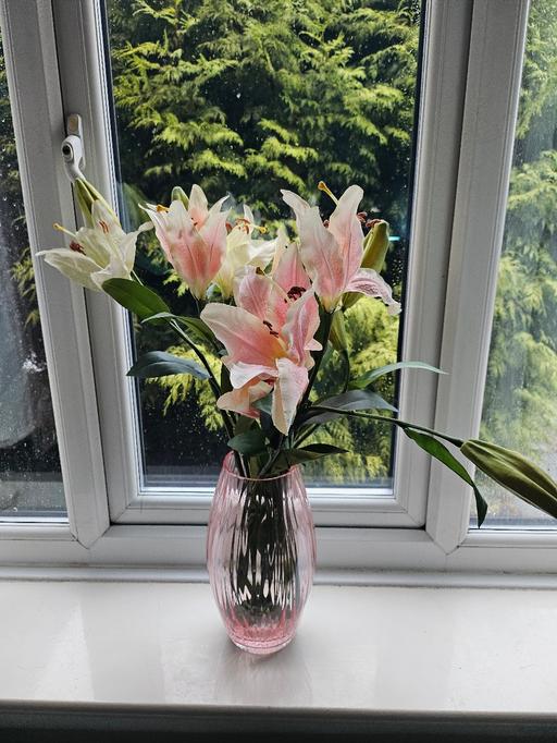 Buy & Sell Greater Manchester Oldham - Photos for Good Condition Artificial Lilies and Pink Gla