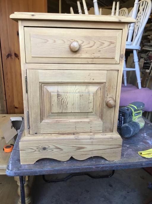 Buy & Sell Surrey Reigate and Banstead - Photos for VINTAGE FARMHOUSE PINE BEDSIDE CABINET