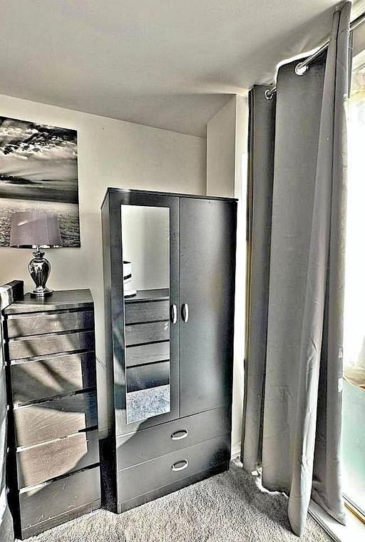 Buy & Sell Brent East Lane Business Park - Brent - Photos for 2 door wardrobe