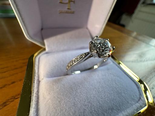 Buy & Sell Essex Southend-on-Sea - Photos for Platinum Side Stone Diamond Engagement Ring