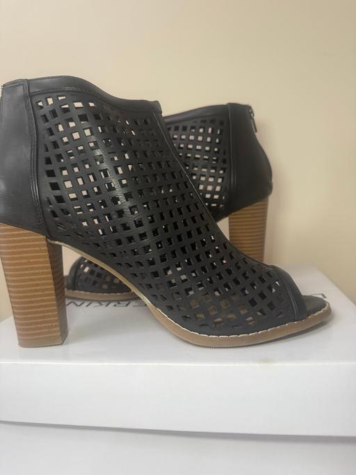 Buy & Sell West Midlands Wolverhampton - Photos for Black cut out detail peep toe high heels