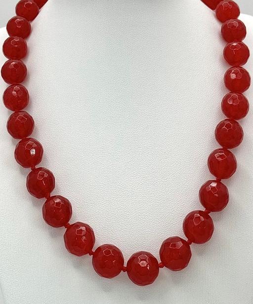 Buy & Sell Central London Cannon Street Station - Central London - Photos for Vintage red jade beaded necklace