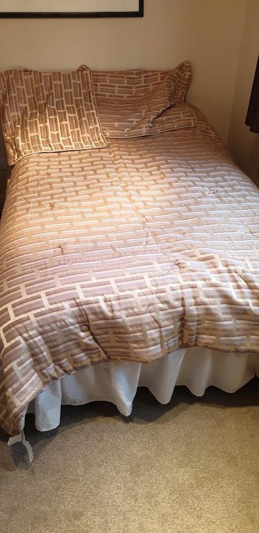 Buy & Sell Surrey Spelthorne - Photos for Double bed comforter and pillow shams