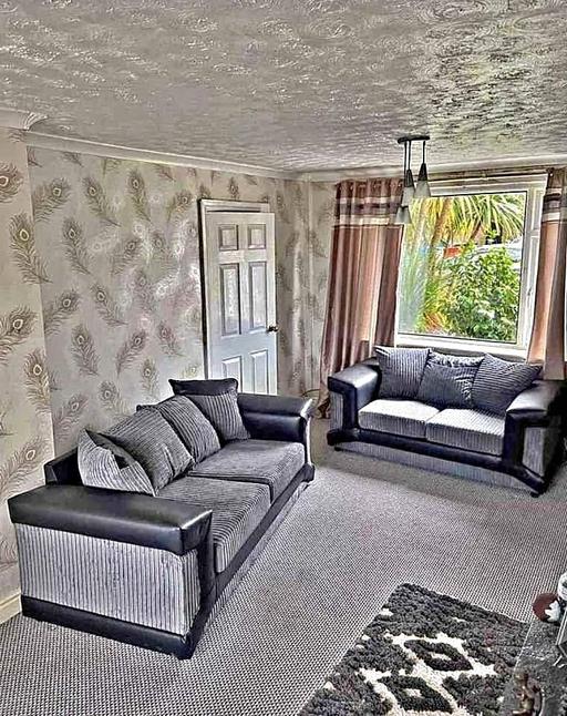 Buy & Sell Brent East Lane Business Park - Brent - Photos for Dino 3+2 seater sofa available now