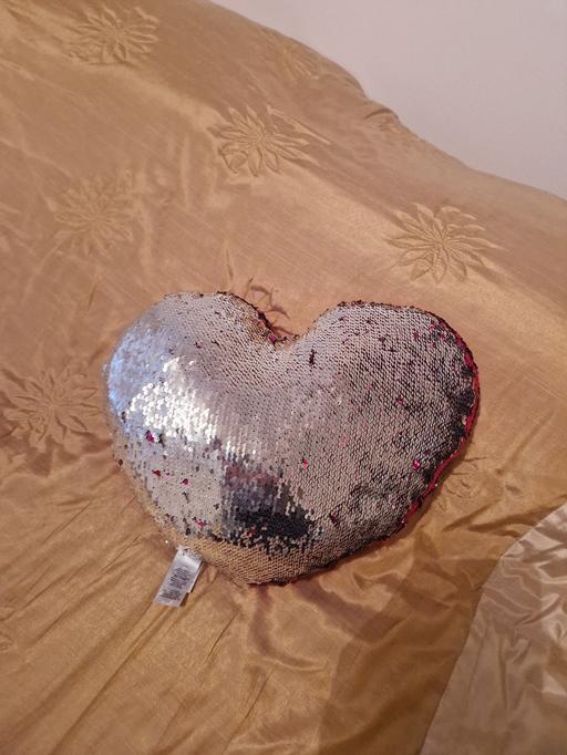 Buy & Sell Warrington Birchwood - WA3 - Photos for Primark Silver and pink heart cushion