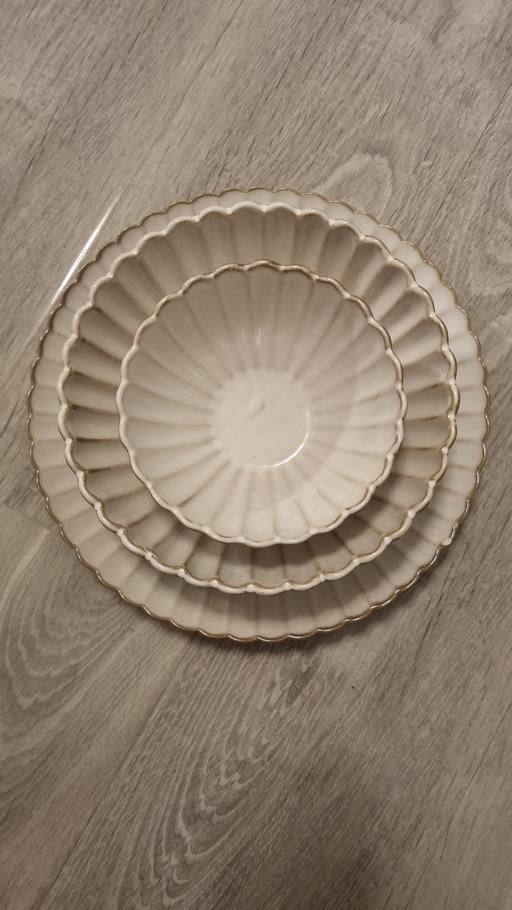 Buy & Sell Leicestershire Leicester - Photos for Scalloped Dinnerware set