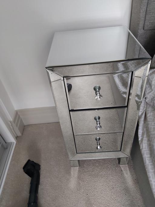 Buy & Sell West London Hounslow - Photos for mirrored bedside tables x2