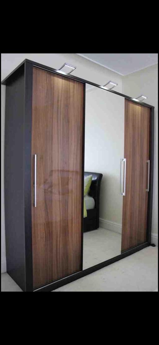 Buy & Sell North London Hoxton - North London - Photos for Modern Dark Brown Walnut Bedroom Wardrobe set