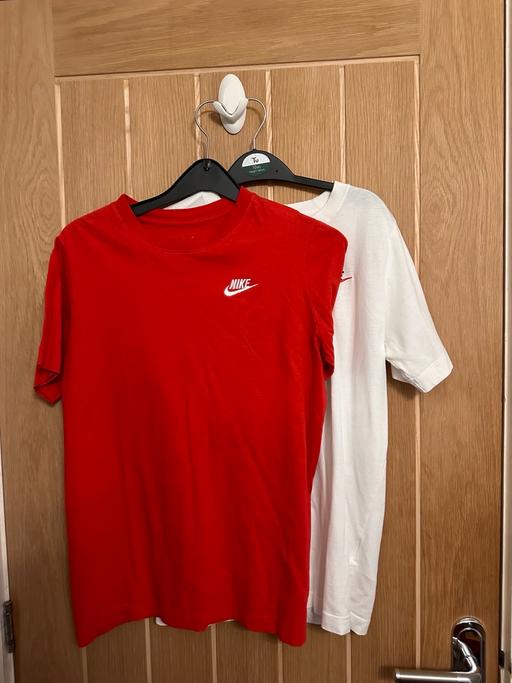 Buy & Sell Staffordshire South Staffordshire - Photos for White + Red Nike T-Shirts L KIDS (Ages 12-13)