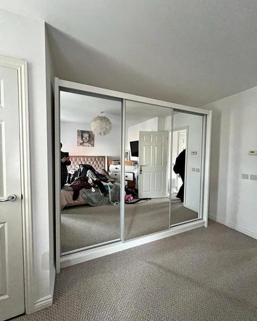 Buy & Sell Brent East Lane Business Park - Brent - Photos for 3-Door Wardrobe: Modern Stylish and Spacious