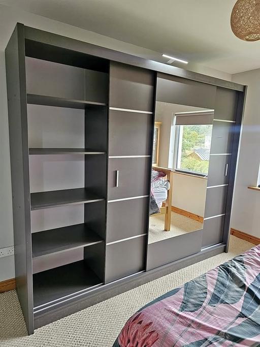 Buy & Sell Brent East Lane Business Park - Brent - Photos for 3-Door Wardrobe: Modern Stylish and Spacious