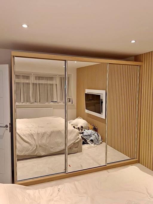 Buy & Sell Brent East Lane Business Park - Brent - Photos for 3-Door Wardrobe: Modern Stylish and Spacious
