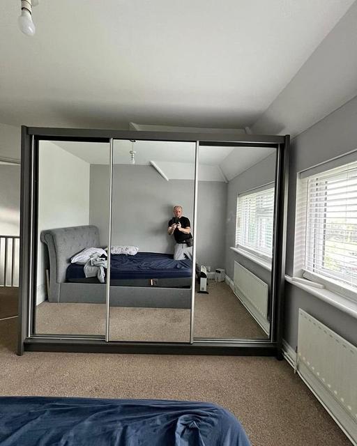 Buy & Sell Brent East Lane Business Park - Brent - Photos for 3-Door Wardrobe: Modern Stylish and Spacious