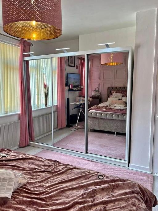Buy & Sell Brent East Lane Business Park - Brent - Photos for 3-Door Wardrobe: Modern Stylish and Spacious