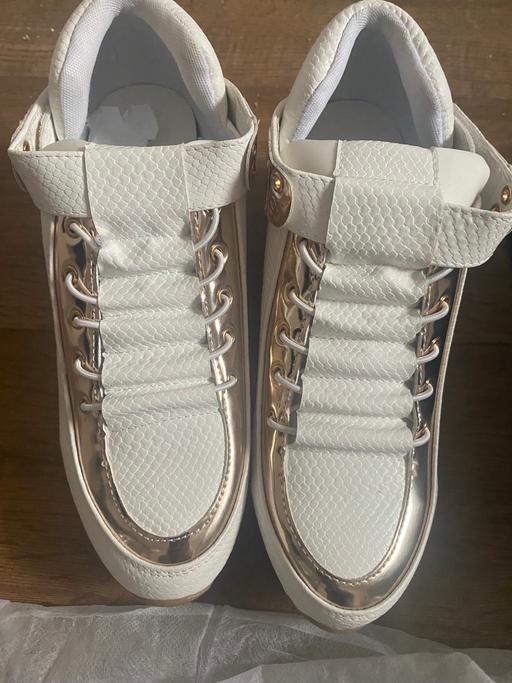 Buy & Sell West London Maida Vale - West London - Photos for Gold and white trainers