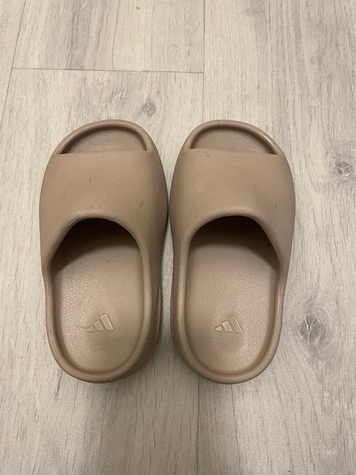 Buy & Sell Wokingham Finchwood Park - Reading - Photos for Kids Yeezy Sliders