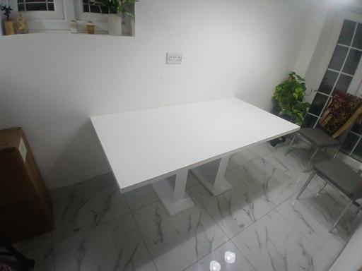 Buy & Sell East London Loxford - East London - Photos for white Dining Table