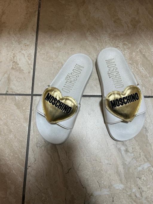 Buy & Sell South East London Chinbrook - South East London - Photos for Moschino girls sliders uk 1-2