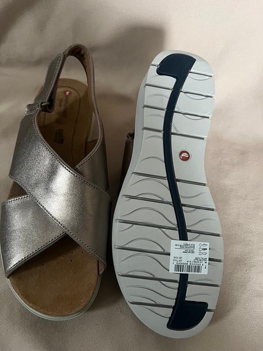 Buy & Sell Bedfordshire Central Bedfordshire - Photos for Un Karely Sun Gold Metallic Clarks Sandals 7.