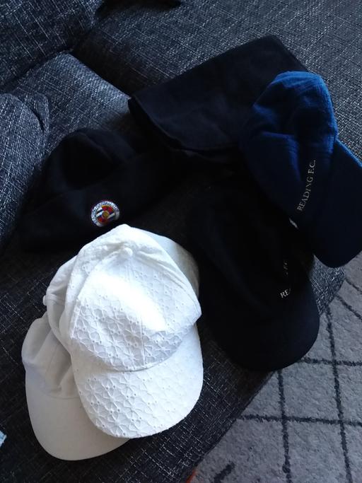 Buy & Sell Devon Teignbridge - Photos for 2 READING CAPS & HAT A FLEECED SCARF &2 WHITE