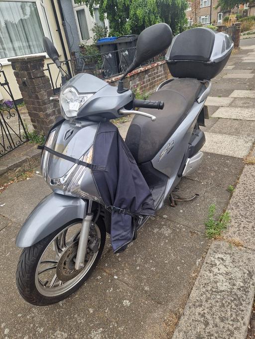 Vehicles North London Enfield - Photos for Honda sh125 motorbike